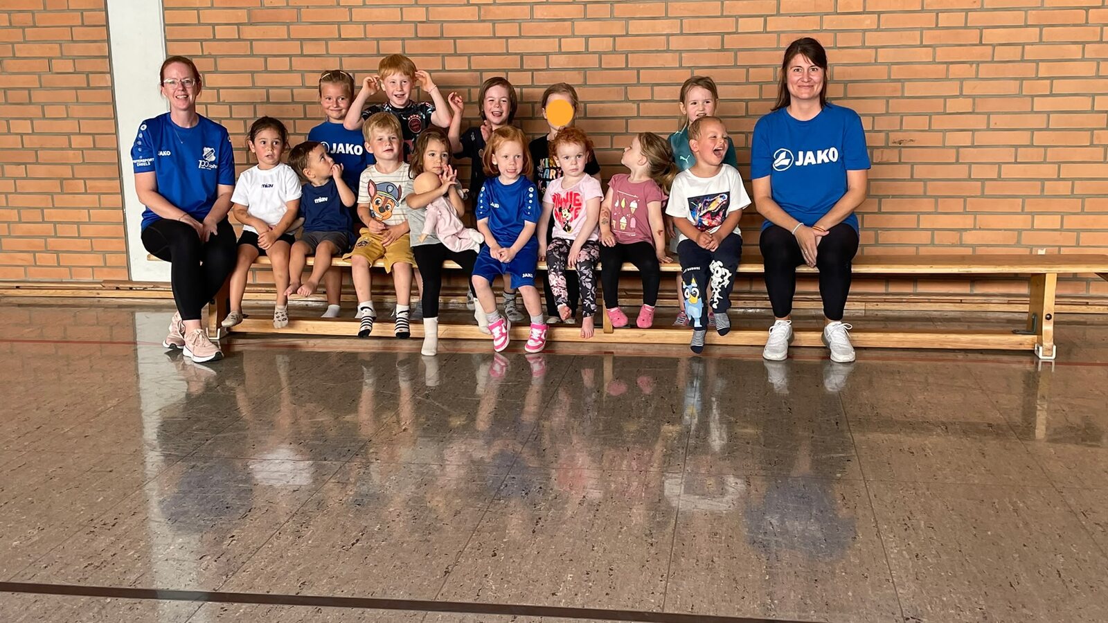 Kinderturnen in der Sporthalle Hilfarth