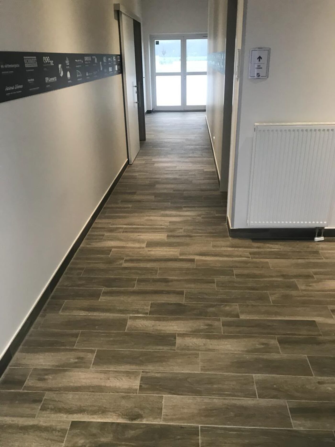 Flur im Vereinsheim mit der Sponsorenwand