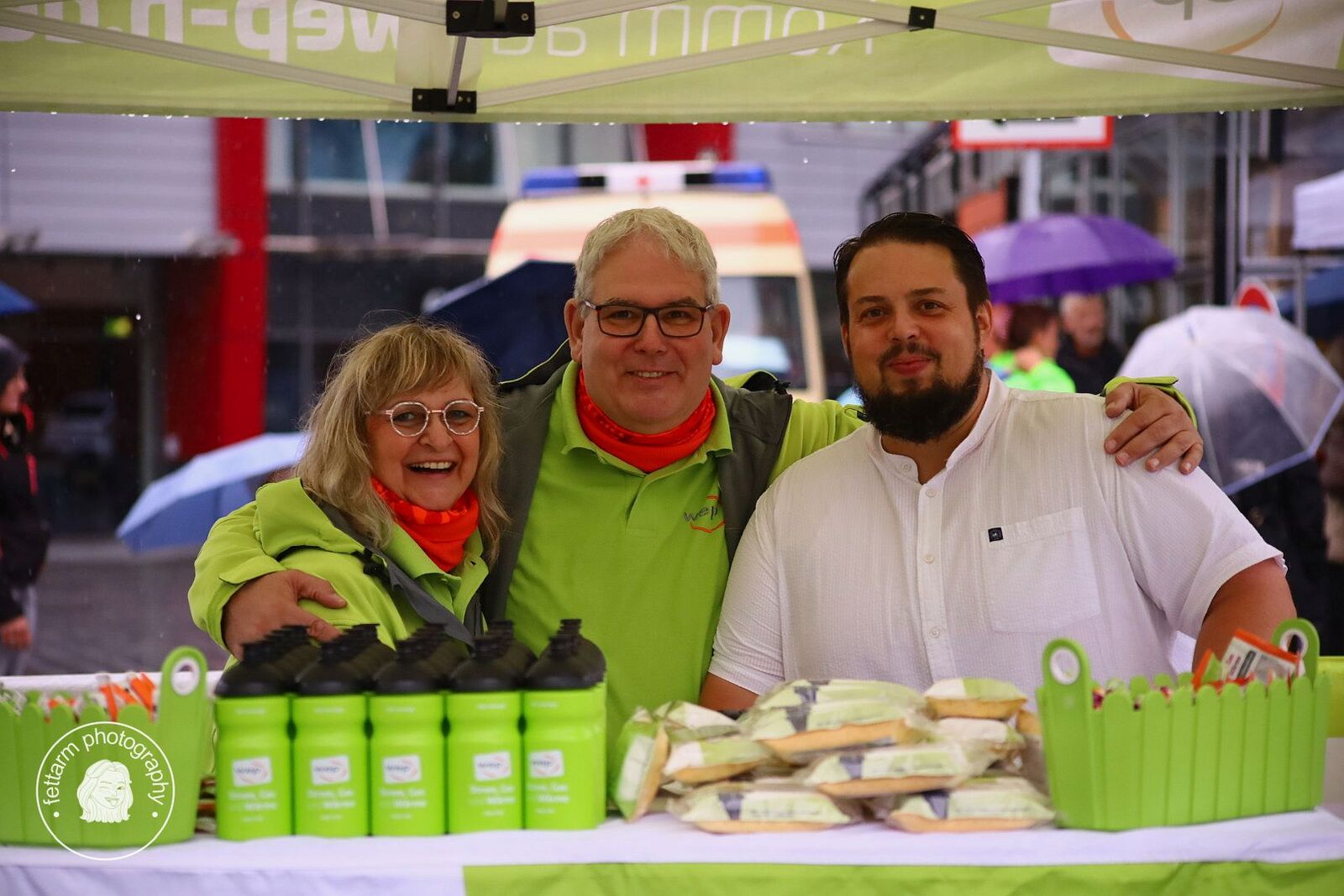 Das wep-Team am Sponsorenstand mit Daumen hoch