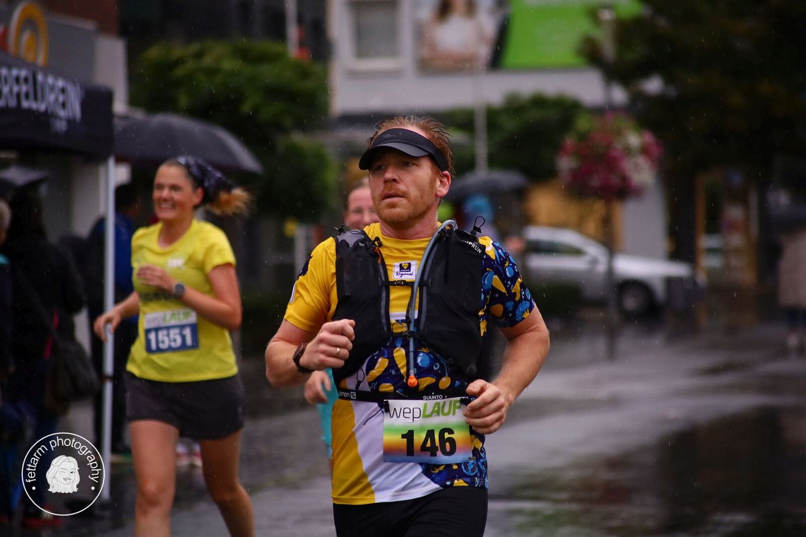 Marathonläufer mit Trinkweste und Startnummer 146 auf der Innenstadtstrecke