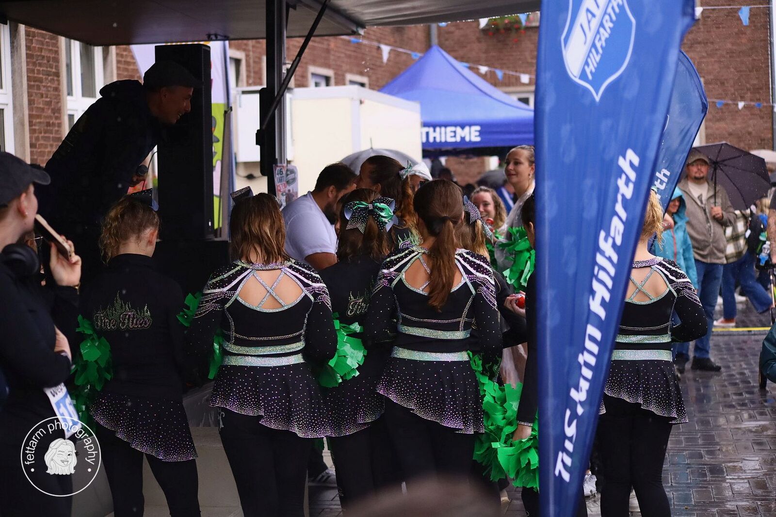 Cheerleader-Gruppe Fire Flies vor der Bühne neben dem TuS-Jahn-Beachflag